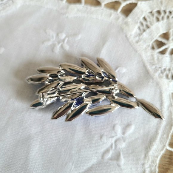 Vintage Juliana (?) silver tone brooch with 3 shades of blue rhinestones. - Picture 5 of 5